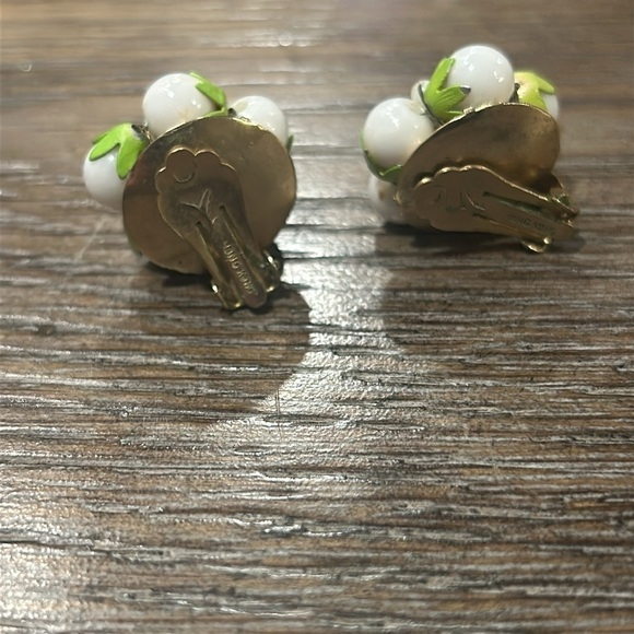 Vintage Clip On Earrings Hong Kong - Picture 4 of 6